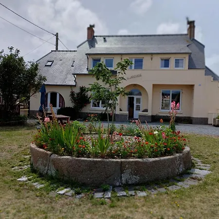 In Brehal Near Sandy Beach, Cleaning Included * Saint-Martin de Brehal